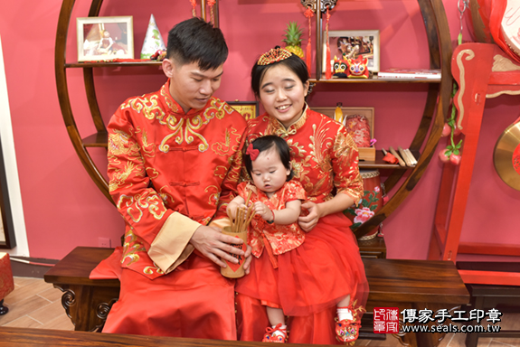 永和區呂寶寶古禮抓周：抓周儀式【抽人緣籤】。照片1