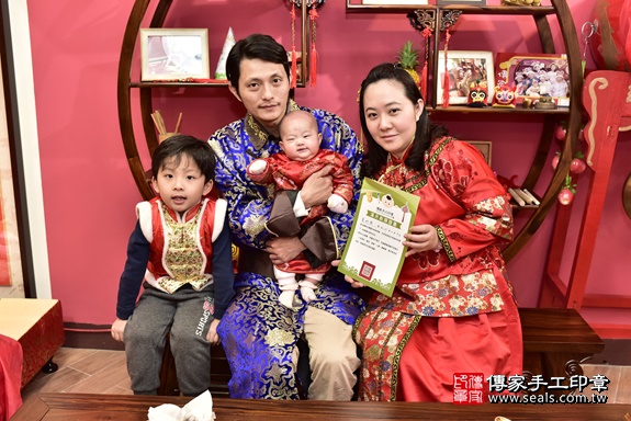 剃胎毛、滿月剃頭、嬰兒剃頭、嬰兒理髮、嬰兒剃髮、嬰兒剃胎毛、嬰兒滿月剃頭、寶寶剃頭、剃胎毛儀式、剃胎毛吉祥話、滿月剃頭儀式、滿月剃頭吉祥話、寶寶剃胎毛、寶寶滿月剃頭理髮、 新北市永和區剃胎毛、新北市永和區滿月剃頭、新北市永和區嬰兒剃頭剃胎毛、新北市永和區嬰兒理髮、新北市嬰兒剃髮、 黃寶寶(新北市永和區嬰兒寶寶滿月剃頭理髮、嬰兒剃胎毛儀式吉祥話)。中國風會場，爸媽寶貝穿「日中韓」古裝禮服。專業拍照、DVD光碟、證書。★購買「臍帶章、肚臍章、胎毛筆刷印章」贈送：剃頭、收涎、抓周，三選一。2020.02.09照片25