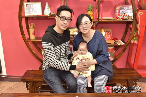 剃胎毛、滿月剃頭、嬰兒剃頭、嬰兒理髮、嬰兒剃髮、嬰兒剃胎毛、嬰兒滿月剃頭、寶寶剃頭、剃胎毛儀式、剃胎毛吉祥話、滿月剃頭儀式、滿月剃頭吉祥話、寶寶剃胎毛、寶寶滿月剃頭理髮、 新北市永和區剃胎毛、新北市永和區滿月剃頭、新北市永和區嬰兒剃頭剃胎毛、新北市永和區嬰兒理髮、新北市嬰兒剃髮、 蔡寶寶(新北市永和區嬰兒寶寶滿月剃頭理髮、嬰兒剃胎毛儀式吉祥話)。中國風會場，爸媽寶貝穿「日中韓」古裝禮服。專業拍照、DVD光碟、證書。★購買「臍帶章、肚臍章、胎毛筆刷印章」贈送：剃頭、收涎、抓周，三選一。2020.02.15照片1