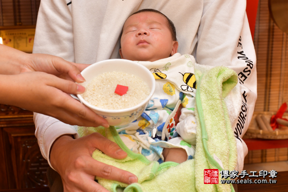 剃胎毛、滿月剃頭、嬰兒剃頭、嬰兒理髮、嬰兒剃髮、嬰兒剃胎毛、嬰兒滿月剃頭、寶寶剃頭、剃胎毛儀式、剃胎毛吉祥話、滿月剃頭儀式、滿月剃頭吉祥話、寶寶剃胎毛、寶寶滿月剃頭理髮、高雄市鳳山區剃胎毛、高雄市鳳山區滿月剃頭、高雄市鳳山區嬰兒剃頭剃胎毛、高雄市鳳山區嬰兒理髮、高雄市嬰兒剃髮、阮寶寶(高雄市鳳山區嬰兒寶寶滿月剃頭理髮、嬰兒剃胎毛儀式吉祥話)。中國風會場，爸媽寶貝穿「日中韓」古裝禮服。專業拍照、DVD光碟、證書。★購買「臍帶章、肚臍章、胎毛筆刷印章」贈送：剃頭、收涎、抓周，三選一。2020.02.14照片10