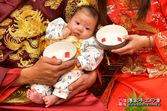 剃胎毛、滿月剃頭、嬰兒剃頭、嬰兒理髮、嬰兒剃髮、嬰兒剃胎毛、嬰兒滿月剃頭、寶寶剃頭、剃胎毛儀式、剃胎毛吉祥話、滿月剃頭儀式、滿月剃頭吉祥話、寶寶剃胎毛、寶寶滿月剃頭理髮、高雄市鳳山區剃胎毛、高雄市鳳山區滿月剃頭、高雄市鳳山區嬰兒剃頭剃胎毛、高雄市鳳山區嬰兒理髮、高雄市嬰兒剃髮、張寶寶(高雄市鳳山區嬰兒寶寶滿月剃頭理髮、嬰兒剃胎毛儀式吉祥話)。中國風會場，爸媽寶貝穿「日中韓」古裝禮服。專業拍照、DVD光碟、證書。★購買「臍帶章、肚臍章、胎毛筆刷印章」贈送：剃頭、收涎、抓周，三選一。2020.02.18照片8