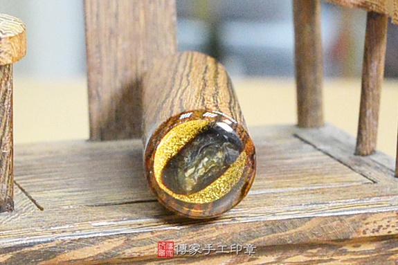 電腦刻印印章：黑酸枝虎紋檀木臍帶章實際成品、印章作品分享、黑酸枝虎紋檀木印章材質介紹。（臍帶章、肚臍章、肚臍印章，一圓一方）傳家手工印章新竹店。2020.03.13圖片4