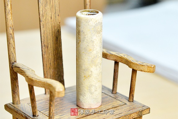 半手工噴砂印章：菊花石臍帶章實際成品、印章作品分享、菊花石印章材質介紹。（臍帶章、肚臍章、肚臍印章，一圓一方）傳家手工印章新竹店。2020.03.14圖片 1