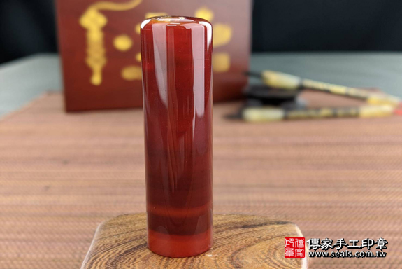 半手工噴砂印章：紅瑪瑙臍帶章實際成品、印章作品分享、紅瑪瑙印章材質介紹。（臍帶印章、肚臍章、肚臍印章，一圓一方）傳家手工印章高雄店。2020.03.07，照片5