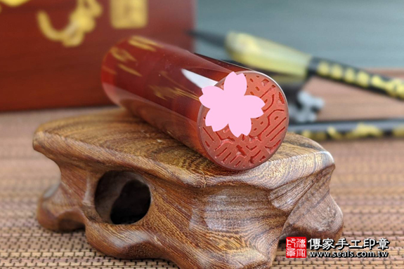 半手工噴砂印章：紅瑪瑙臍帶章實際成品、印章作品分享、紅瑪瑙印章材質介紹。（臍帶印章、肚臍章、肚臍印章，一圓一方）傳家手工印章高雄店。2020.03.07，照片7