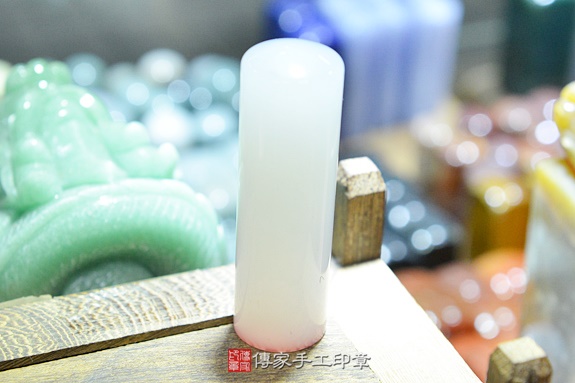 全手工噴砂印章：白瑪瑙臍帶章實際成品、印章作品分享、白瑪瑙印章材質介紹。（臍帶章、肚臍章、肚臍印章，一圓一方）傳家手工印章新竹店。2020.03.15圖片2