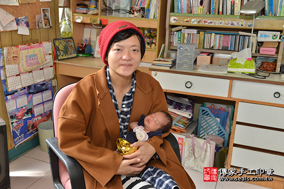剃胎毛、滿月剃頭、嬰兒剃頭、嬰兒理髮、嬰兒剃髮、嬰兒剃胎毛、嬰兒滿月剃頭、寶寶剃頭、剃胎毛儀式、剃胎毛吉祥話、滿月剃頭儀式、滿月剃頭吉祥話、寶寶剃胎毛、寶寶滿月剃頭理髮、 新竹市北區剃胎毛、新竹市北區滿月剃頭、新竹市北區嬰兒剃頭剃胎毛、新竹市北區嬰兒理髮、新竹市北區嬰兒剃髮、鐘寶寶(新竹市北區嬰兒寶寶滿月剃頭理髮、免費嬰兒剃胎毛儀式吉祥話)。中國風會場，爸媽寶貝免費穿「日中韓」古裝禮服。專業拍照、DVD光碟、證書。★購買「臍帶章、肚臍章、胎毛筆刷印章」贈送：剃頭、收涎、抓周，三選一。2020.02.14照片25