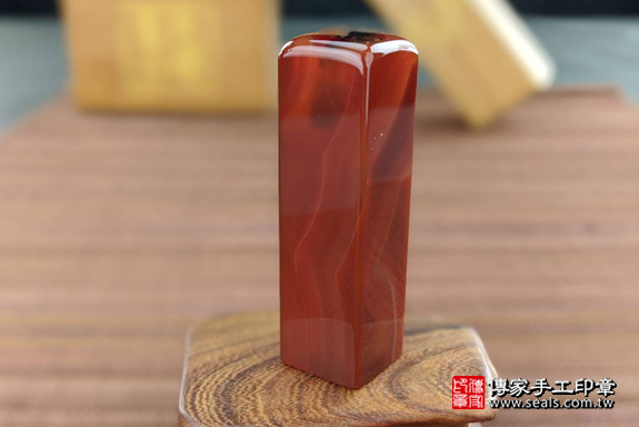 全手工噴砂印章：紅瑪瑙臍帶章實際成品、印章作品分享、紅瑪瑙印章材質介紹。（臍帶印章、肚臍章、肚臍印章，一圓一方）傳家手工印章高雄店。2020.03.21，照片1