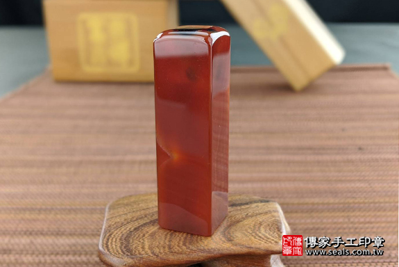 全手工噴砂印章：紅瑪瑙臍帶章實際成品、印章作品分享、紅瑪瑙印章材質介紹。（臍帶印章、肚臍章、肚臍印章，一圓一方）傳家手工印章高雄店。2020.03.21，照片6