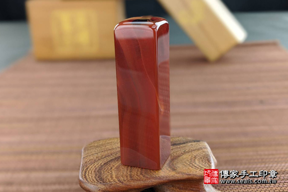 全手工噴砂印章：紅瑪瑙臍帶章實際成品、印章作品分享、紅瑪瑙印章材質介紹。（臍帶印章、肚臍章、肚臍印章，一圓一方）傳家手工印章高雄店。2020.03.21，照片7