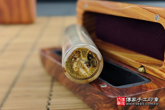 半手工刻印印章：赤牛角臍帶章實際成品、印章作品分享、赤牛角印章材質介紹。（臍帶印章、肚臍章、肚臍印章，胎毛印章，一圓一方）傳家手工印章高雄店。2020.03.24，照片4