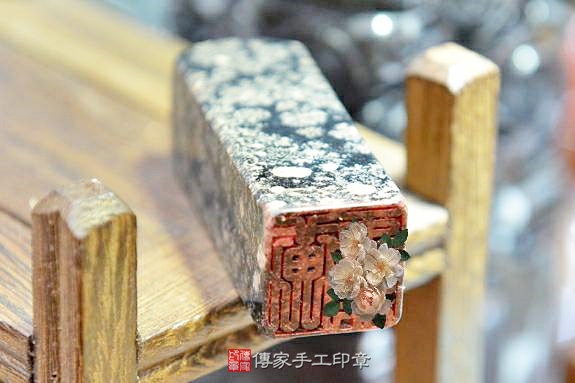 半手工噴砂印章：櫻花玉開運印章實際成品、印章作品分享、櫻花玉印章材質介紹。（開運印章、肚臍章、肚臍印章，開運印章，一圓一方）傳家手工印章新竹店。2020.03.24圖片 4