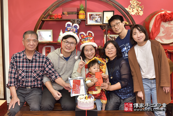 永和區許寶寶古禮抓周：抓周全家福大合照。照片3