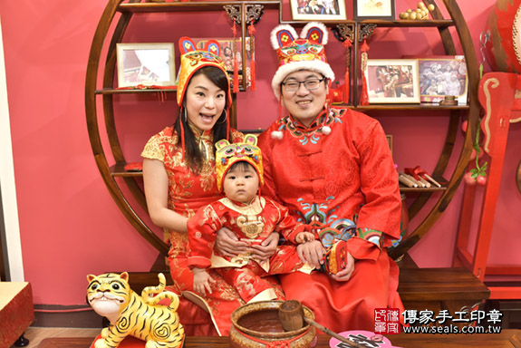 永和區湯寶寶古禮抓周：滿週歲趨吉避凶的吉祥衣服穿戴-穿抓周虎鞋。照片5