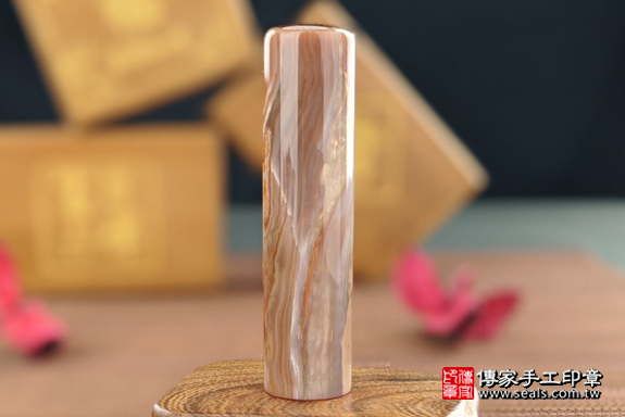 半手工噴砂印章：彩虹瑪瑙臍帶章實際成品、印章作品分享、彩虹瑪瑙印章材質介紹。（臍帶印章、肚臍章、肚臍印章，一圓一方）傳家手工印章高雄店。2020.03.27，照片1