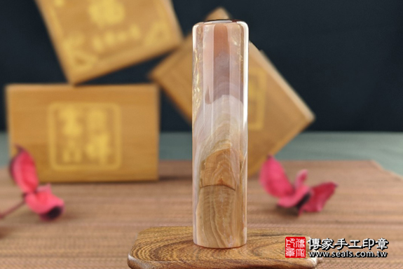 半手工噴砂印章：彩虹瑪瑙臍帶章實際成品、印章作品分享、彩虹瑪瑙印章材質介紹。（臍帶印章、肚臍章、肚臍印章，一圓一方）傳家手工印章高雄店。2020.03.27，照片3