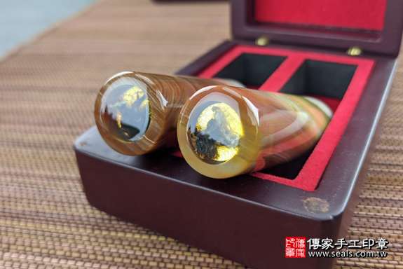 半手工噴砂印章：彩虹瑪瑙臍帶雙章實際成品、印章作品分享、彩虹瑪瑙印章材質介紹。（臍帶印章、肚臍章、肚臍印章，一圓一方）傳家手工印章高雄店。2020.03.30，照片5