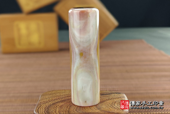 全手工噴砂印章：彩虹瑪瑙臍帶章實際成品、印章作品分享、彩虹瑪瑙印章材質介紹。（臍帶印章、肚臍章、肚臍印章，一圓一方）傳家手工印章高雄店。2020.04.03，照片3