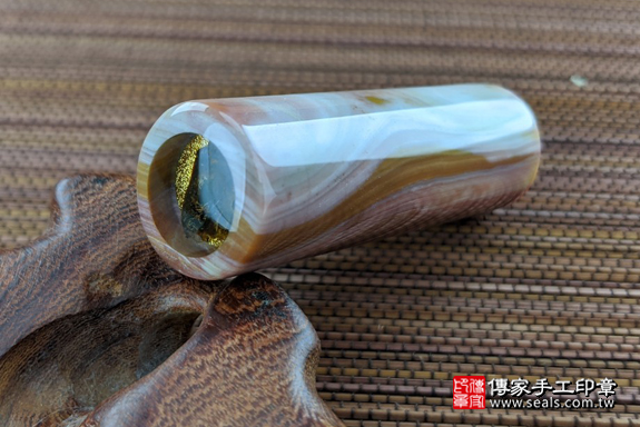 全手工噴砂印章：彩虹瑪瑙臍帶章實際成品、印章作品分享、彩虹瑪瑙印章材質介紹。（臍帶印章、肚臍章、肚臍印章，一圓一方）傳家手工印章高雄店。2020.04.03，照片5