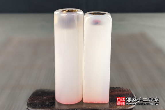 半手工噴砂印章：白瑪瑙臍髮雙章實際成品、印章作品分享、白瑪瑙印章材質介紹。（臍帶印章、肚臍章、肚臍印章，一圓一方）傳家手工印章高雄店。2020.03.15，照片1