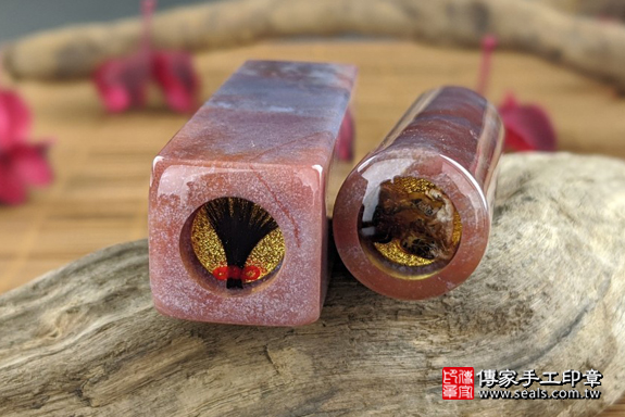 全手工噴砂印章：水草玉臍髮雙章實際成品、印章作品分享、水草玉印章材質介紹。（臍帶印章、肚臍章、肚臍印章，一圓一方）傳家手工印章高雄店。2020.03.29，照片6