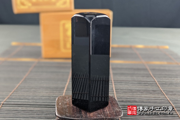 全手工噴砂印章：全黑黑曜石臍帶章實際成品、印章作品分享、全黑黑曜石印章材質介紹。（臍帶印章、肚臍章、肚臍印章，一圓一方）傳家手工印章高雄店。2020.03.31，照片4