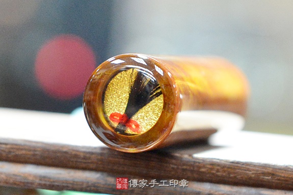 半手工噴砂印章：紅虎眼石臍帶印章實際成品、印章作品分享、紅虎眼石印章材質介紹。（臍帶印章、肚臍章、肚臍印章，臍帶印章，一圓一方）傳家手工印章新竹店。2828.03.28圖片4