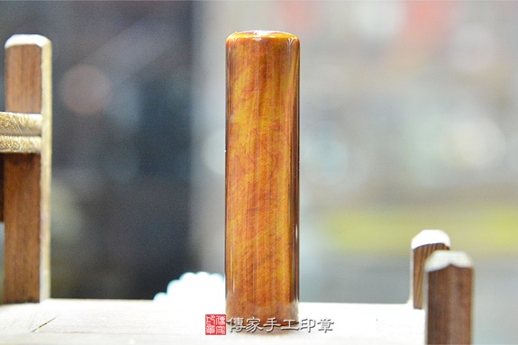 半手工噴砂印章：紅虎眼石臍帶印章實際成品、印章作品分享、紅虎眼石印章材質介紹。（臍帶印章、肚臍章、肚臍印章，臍帶印章，一圓一方）傳家手工印章新竹店。2828.03.28圖片3