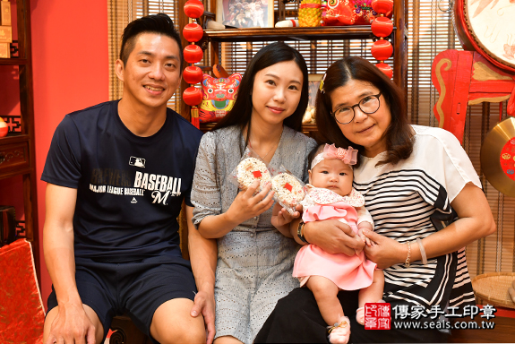 高雄市鳳山區葉寶寶古禮收涎祝福活動:收涎儀式【吃米香】：讓寶寶口齒留香，做什麼事都吃香。吃米香的收涎儀式，是讓孩子有好的人際關係，會說好話，做好事。照片1