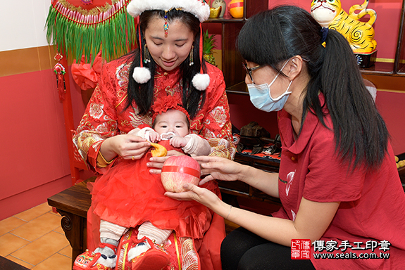  桃園市八德區陳寶寶收涎祝福活動:收涎儀式【吃蘋果】：讓寶寶平平安安，有個蘋果臉，人見人愛。  收涎吉祥話儀式吃蘋果的收涎儀式，是讓孩子一生可以平平安安。14