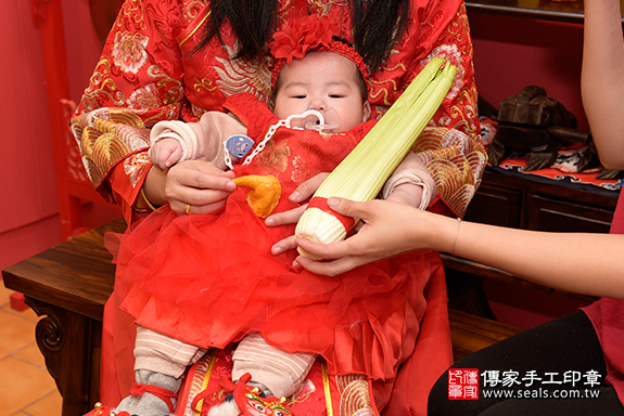  桃園市八德區陳寶寶收涎祝福活動:收涎儀式【抱芹菜】：讓寶寶勤勞、勤儉持家。  收涎吉祥話儀式抱芹菜的收涎儀式，是讓孩子勤勞向上，積極努力。16