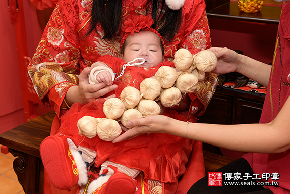  桃園市八德區陳寶寶收涎祝福活動:收涎儀式【抱蒜】：讓寶寶精打細算。  收涎吉祥話儀式抱蒜的收涎儀式，是讓孩子懂得精打細算。17