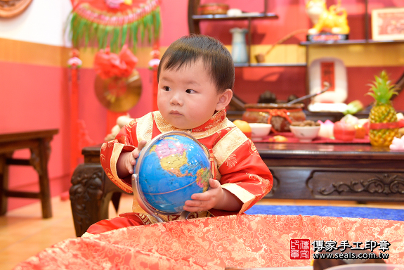 桃園市八德區黃寶寶古禮抓周，寶寶拿到地球儀：未來可能會從事「探險家、導遊、領隊」桃園店抓周。照片11
