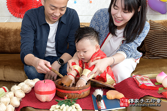 台中市西屯區莊寶寶古禮抓周 寶寶抓周淨手儀式：抓周儀式寶寶淨手象徵洗淨，把不好的去掉，洗滌身心靈。台中店抓周。照片15