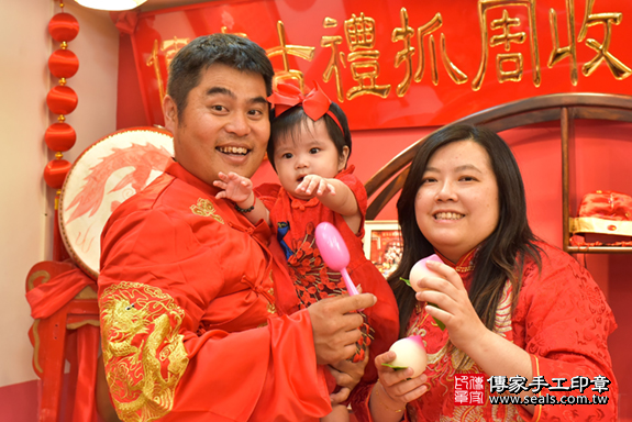 北區林寶寶古禮抓周：抓周儀式【吃壽桃】。照片1