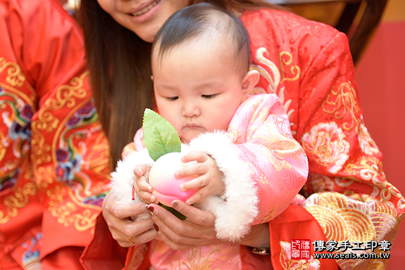 桃園市八德區周寶寶古禮抓周祝福活動: 【吃壽桃】：讓寶寶健康長壽、長命百歲。  吃壽桃的抓周儀式，是讓孩子有福祿壽，長壽健康。照片10