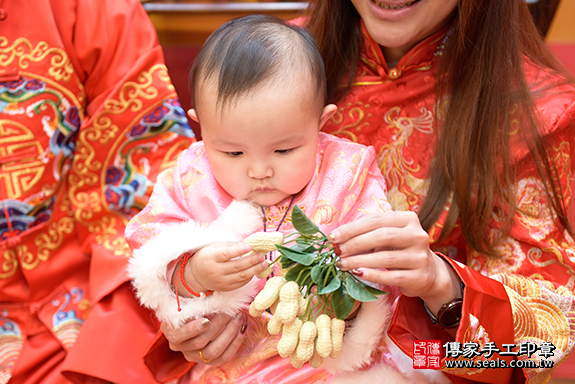 桃園市八德區周寶寶古禮抓周祝福活動: 【吃花生】：讓寶寶好事花生、長壽。  吃花生的抓周儀式，是讓孩子好事花生，長壽。照片11