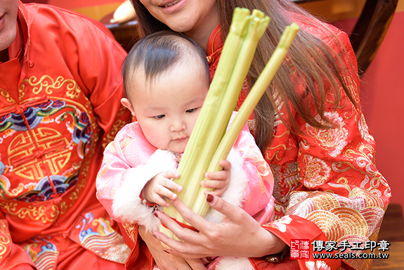 桃園市八德區周寶寶古禮抓周祝福活動: 【抱芹菜】：讓寶寶勤勞、勤儉持家。  抱芹菜的抓周儀式，是讓孩子勤勞向上，積極努力。照片14