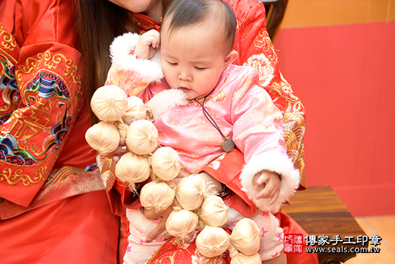 桃園市八德區周寶寶古禮抓周祝福活動:【抱蒜】：讓寶寶精打細算。  抱蒜的抓周儀式，是讓孩子懂得精打細算 。照片15