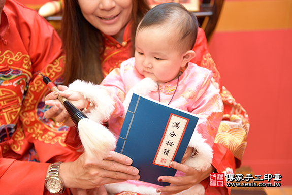 桃園市八德區周寶寶古禮抓周祝福活動: 【唐詩三百首、狀元筆】：讓寶寶聰明會念書考試、學業事業順利。  唐詩三百首、狀元筆的抓周儀式，是讓孩子會念書，考試，樣樣得第一。照片16