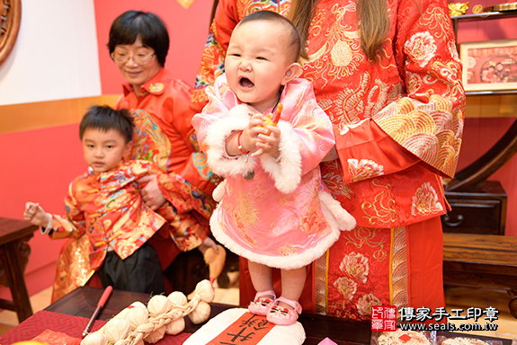 桃園市八德區周寶寶古禮抓周祝福活動:【踏一升餅】：讓寶寶腳踏實地，步步高昇。  踏一生餅的抓周儀式，是讓孩子腳踏實地，作事認真，努力向上 。照片17