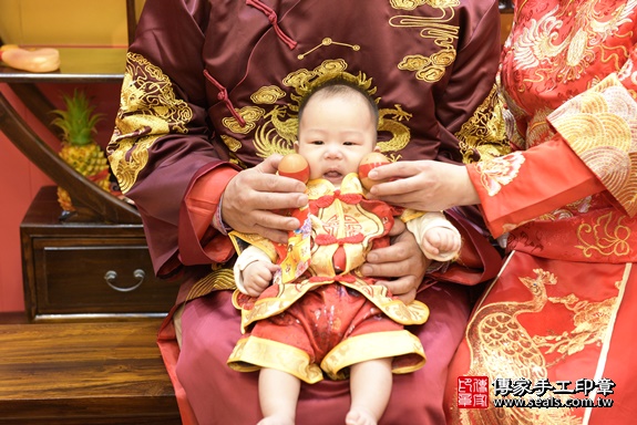 剃胎毛、滿月剃頭、嬰兒剃頭、嬰兒理髮、嬰兒剃髮、嬰兒剃胎毛、嬰兒滿月剃頭、寶寶剃頭、剃胎毛儀式、剃胎毛吉祥話、滿月剃頭儀式、滿月剃頭吉祥話、寶寶剃胎毛、寶寶滿月剃頭理髮、 桃園市八德區剃胎毛、桃園市八德區滿月剃頭、桃園市八德區嬰兒剃頭剃胎毛、桃園市八德區嬰兒理髮、桃園市嬰兒剃髮、 康寶寶(桃園市八德區嬰兒寶寶滿月剃頭理髮、嬰兒剃胎毛儀式吉祥話)。中國風會場，爸媽寶貝穿「日中韓」古裝禮服。專業拍照、DVD光碟、證書。★購買「臍帶章、肚臍章、胎毛筆刷印章」贈送：剃頭、收涎、抓周，三選一。2020.03.10照片6