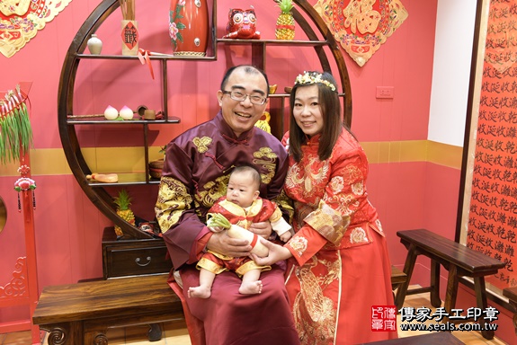 剃胎毛、滿月剃頭、嬰兒剃頭、嬰兒理髮、嬰兒剃髮、嬰兒剃胎毛、嬰兒滿月剃頭、寶寶剃頭、剃胎毛儀式、剃胎毛吉祥話、滿月剃頭儀式、滿月剃頭吉祥話、寶寶剃胎毛、寶寶滿月剃頭理髮、 桃園市八德區剃胎毛、桃園市八德區滿月剃頭、桃園市八德區嬰兒剃頭剃胎毛、桃園市八德區嬰兒理髮、桃園市嬰兒剃髮、 康寶寶(桃園市八德區嬰兒寶寶滿月剃頭理髮、嬰兒剃胎毛儀式吉祥話)。中國風會場，爸媽寶貝穿「日中韓」古裝禮服。專業拍照、DVD光碟、證書。★購買「臍帶章、肚臍章、胎毛筆刷印章」贈送：剃頭、收涎、抓周，三選一。2020.03.10照片25