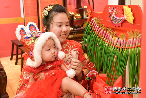 1585935桃園市八德區陳寶寶古禮抓周祝福活動: 【抓蔥門】：讓寶寶聰明伶俐，才華洋溢、學業、事業都順利。  抓蔥門的抓周儀式，是讓孩子聰明，有才華，有解決問題的能力。照片16