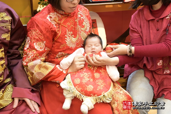 剃胎毛、滿月剃頭、嬰兒剃頭、嬰兒理髮、嬰兒剃髮、嬰兒剃胎毛、嬰兒滿月剃頭、寶寶剃頭、剃胎毛儀式、剃胎毛吉祥話、滿月剃頭儀式、滿月剃頭吉祥話、寶寶剃胎毛、寶寶滿月剃頭理髮、 桃園市八德區剃胎毛、桃園市八德區滿月剃頭、桃園市八德區嬰兒剃頭剃胎毛、桃園市八德區嬰兒理髮、桃園市嬰兒剃髮、 古寶寶(桃園市八德區嬰兒寶寶滿月剃頭理髮、嬰兒剃胎毛儀式吉祥話)。中國風會場，爸媽寶貝穿「日中韓」古裝禮服。專業拍照、DVD光碟、證書。★購買「臍帶章、肚臍章、胎毛筆刷印章」贈送：剃頭、收涎、抓周，三選一。2020.03.11照片5