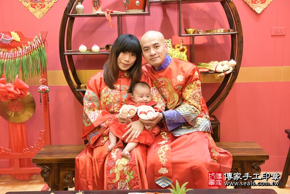 剃胎毛、滿月剃頭、嬰兒剃頭、嬰兒理髮、嬰兒剃髮、嬰兒剃胎毛、嬰兒滿月剃頭、寶寶剃頭、剃胎毛儀式、剃胎毛吉祥話、滿月剃頭儀式、滿月剃頭吉祥話、寶寶剃胎毛、寶寶滿月剃頭理髮、 桃園市八德區剃胎毛、桃園市八德區滿月剃頭、桃園市八德區嬰兒剃頭剃胎毛、桃園市八德區嬰兒理髮、桃園市嬰兒剃髮、 歐楊寶寶(桃園市八德區嬰兒寶寶滿月剃頭理髮、嬰兒剃胎毛儀式吉祥話)。中國風會場，爸媽寶貝穿「日中韓」古裝禮服。專業拍照、DVD光碟、證書。★購買「臍帶章、肚臍章、胎毛筆刷印章」贈送：剃頭、收涎、抓周，三選一。2020.03.14照片5