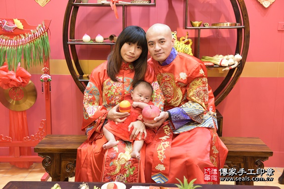 剃胎毛、滿月剃頭、嬰兒剃頭、嬰兒理髮、嬰兒剃髮、嬰兒剃胎毛、嬰兒滿月剃頭、寶寶剃頭、剃胎毛儀式、剃胎毛吉祥話、滿月剃頭儀式、滿月剃頭吉祥話、寶寶剃胎毛、寶寶滿月剃頭理髮、 桃園市八德區剃胎毛、桃園市八德區滿月剃頭、桃園市八德區嬰兒剃頭剃胎毛、桃園市八德區嬰兒理髮、桃園市嬰兒剃髮、 歐楊寶寶(桃園市八德區嬰兒寶寶滿月剃頭理髮、嬰兒剃胎毛儀式吉祥話)。中國風會場，爸媽寶貝穿「日中韓」古裝禮服。專業拍照、DVD光碟、證書。★購買「臍帶章、肚臍章、胎毛筆刷印章」贈送：剃頭、收涎、抓周，三選一。2020.03.14照片9