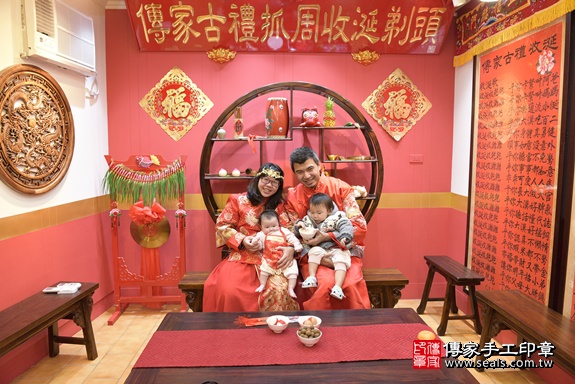 剃胎毛、滿月剃頭、嬰兒剃頭、嬰兒理髮、嬰兒剃髮、嬰兒剃胎毛、嬰兒滿月剃頭、寶寶剃頭、剃胎毛儀式、剃胎毛吉祥話、滿月剃頭儀式、滿月剃頭吉祥話、寶寶剃胎毛、寶寶滿月剃頭理髮、 桃園市八德區剃胎毛、桃園市八德區滿月剃頭、桃園市八德區嬰兒剃頭剃胎毛、桃園市八德區嬰兒理髮、桃園市嬰兒剃髮、 石寶寶(桃園市八德區嬰兒寶寶滿月剃頭理髮、嬰兒剃胎毛儀式吉祥話)。中國風會場，爸媽寶貝穿「日中韓」古裝禮服。專業拍照、DVD光碟、證書。★購買「臍帶章、肚臍章、胎毛筆刷印章」贈送：剃頭、收涎、抓周，三選一。2020.03.16照片6