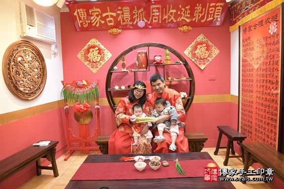 剃胎毛、滿月剃頭、嬰兒剃頭、嬰兒理髮、嬰兒剃髮、嬰兒剃胎毛、嬰兒滿月剃頭、寶寶剃頭、剃胎毛儀式、剃胎毛吉祥話、滿月剃頭儀式、滿月剃頭吉祥話、寶寶剃胎毛、寶寶滿月剃頭理髮、 桃園市八德區剃胎毛、桃園市八德區滿月剃頭、桃園市八德區嬰兒剃頭剃胎毛、桃園市八德區嬰兒理髮、桃園市嬰兒剃髮、 石寶寶(桃園市八德區嬰兒寶寶滿月剃頭理髮、嬰兒剃胎毛儀式吉祥話)。中國風會場，爸媽寶貝穿「日中韓」古裝禮服。專業拍照、DVD光碟、證書。★購買「臍帶章、肚臍章、胎毛筆刷印章」贈送：剃頭、收涎、抓周，三選一。2020.03.16照片11