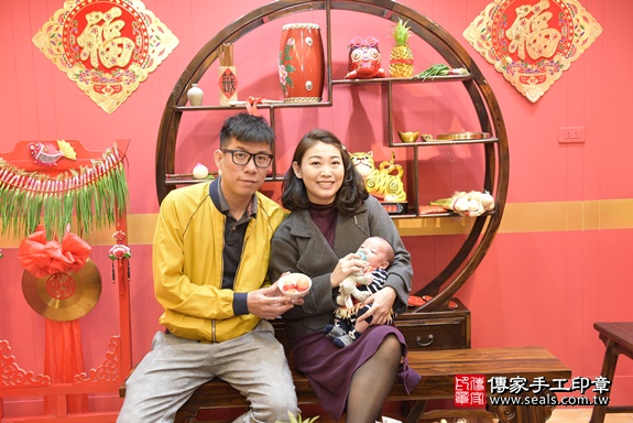 剃胎毛、滿月剃頭、嬰兒剃頭、嬰兒理髮、嬰兒剃髮、嬰兒剃胎毛、嬰兒滿月剃頭、寶寶剃頭、剃胎毛儀式、剃胎毛吉祥話、滿月剃頭儀式、滿月剃頭吉祥話、寶寶剃胎毛、寶寶滿月剃頭理髮、 桃園市八德區剃胎毛、桃園市八德區滿月剃頭、桃園市八德區嬰兒剃頭剃胎毛、桃園市八德區嬰兒理髮、桃園市嬰兒剃髮、 陳寶寶(桃園市八德區嬰兒寶寶滿月剃頭理髮、嬰兒剃胎毛儀式吉祥話)。中國風會場，爸媽寶貝穿「日中韓」古裝禮服。專業拍照、DVD光碟、證書。★購買「臍帶章、肚臍章、胎毛筆刷印章」贈送：剃頭、收涎、抓周，三選一。2020.03.17照片4